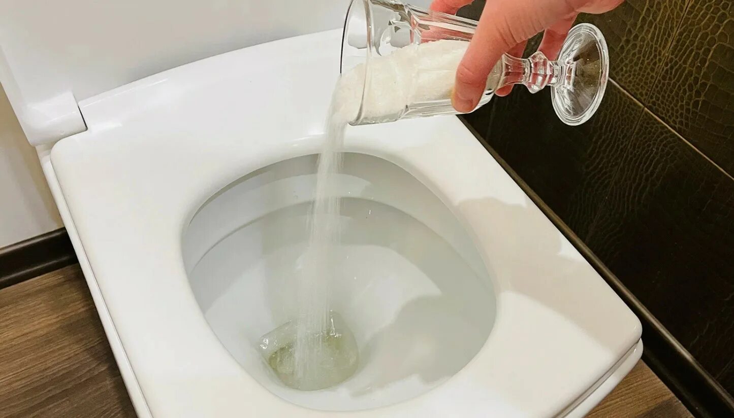 устройство для прочистки унитаза. засор в раковине. засор в раковине. стакан для унитаза. сода и уксус для прочистки труб.