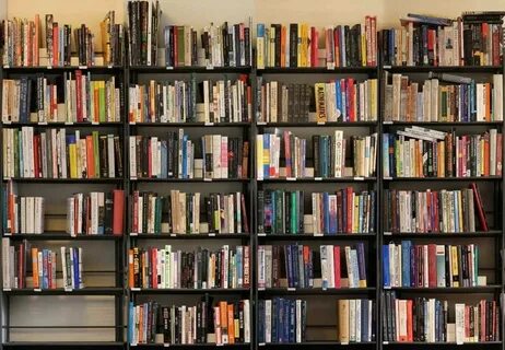 В шкафу стоят книги на полках