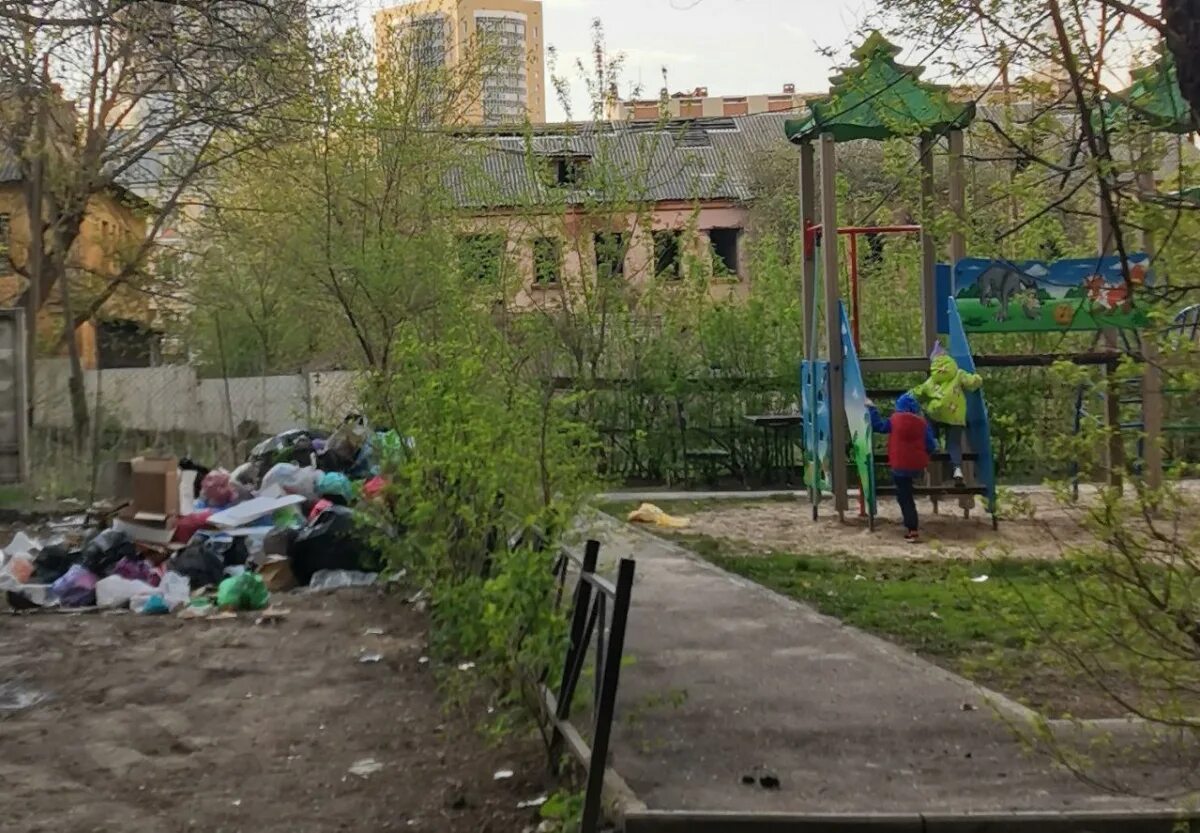 Саратовец пожаловался на мусор во дворе и отписки чиновников