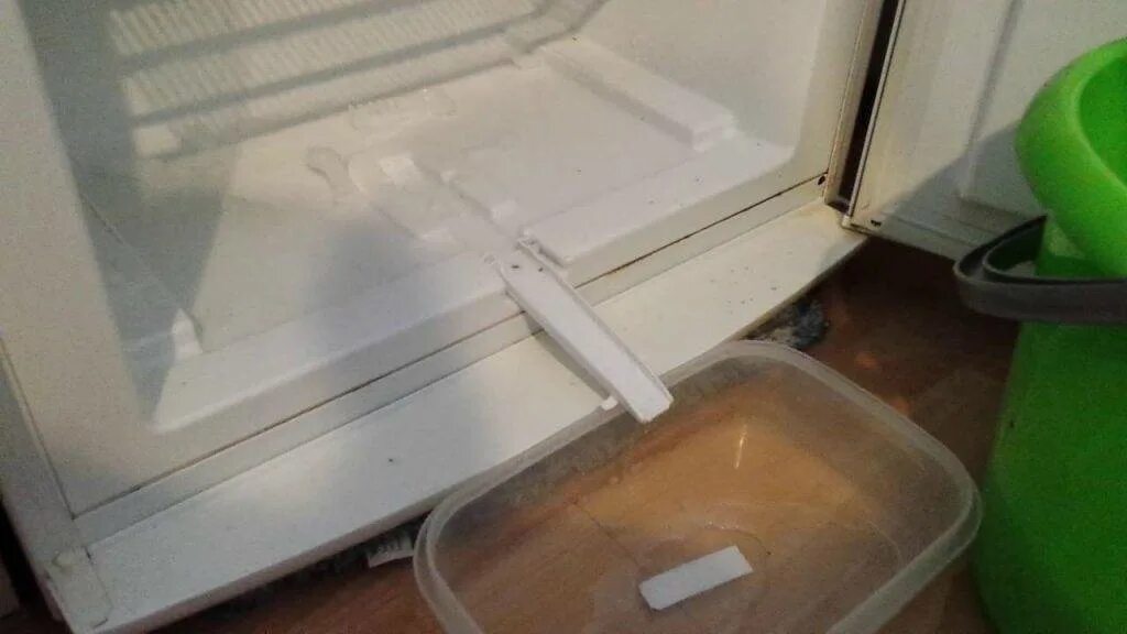 Холодильник самсунг ноу Фрост система слива воды. Холодильник Pozis дренажное отверстие. Холодильник Бирюса сливная трубка. Как разморозить морозилку атлант