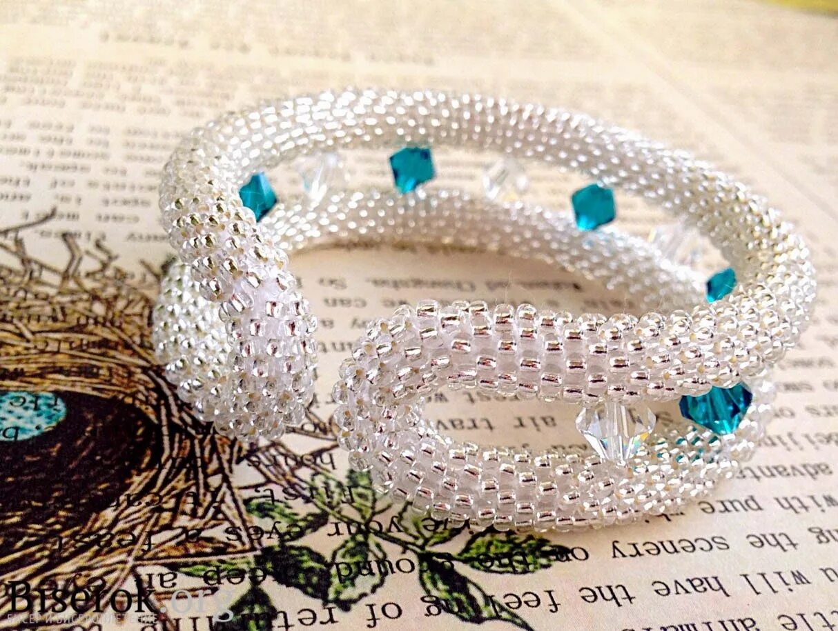 браслет из бисера. мк вязания жгута из бисера. бисерный жгут. вязаный браслет из бисера. вязание бисером браслета.