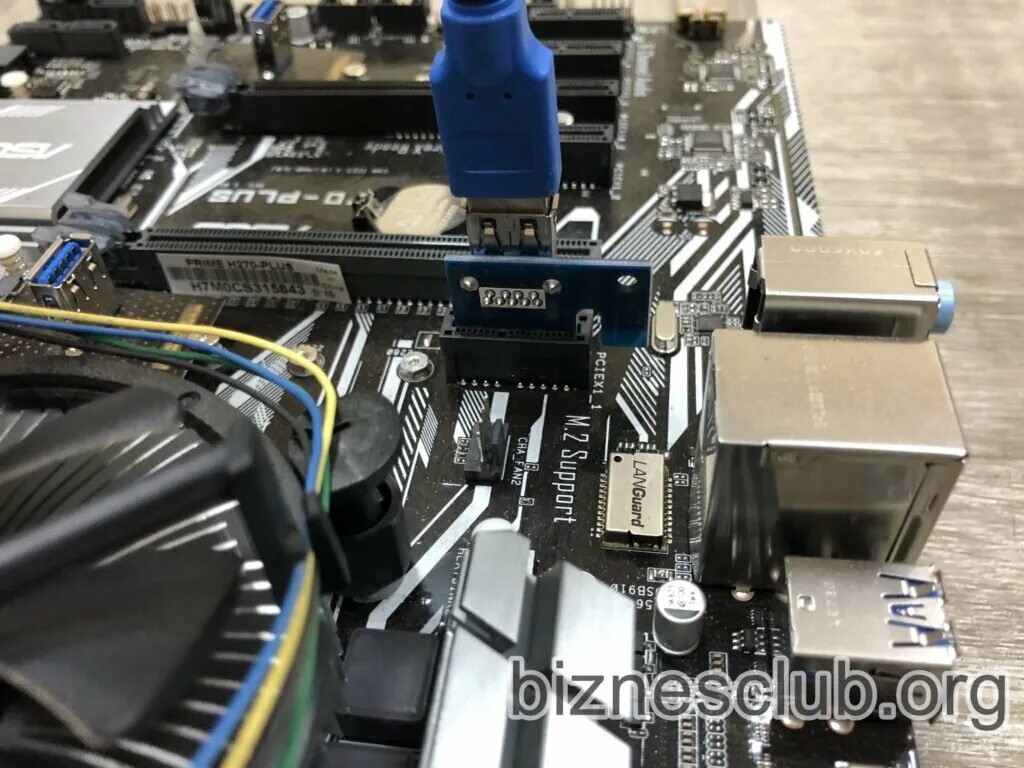 Подключить видеокарту в pci. Райзер 008 pci в материнскую плату. райзер в pci-e в материнке. райзер в pci слот материнской платы. материнская плата для райзеров.
