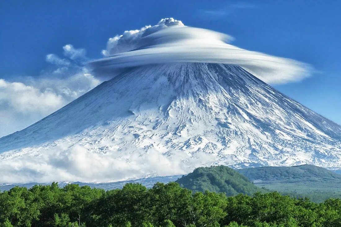 Вулкан камень камчатка. Гора ключевская сопка. Камчатский вулкан ключевская сопка. Вулканы горы сопки. Камчатка ключевская сопка.