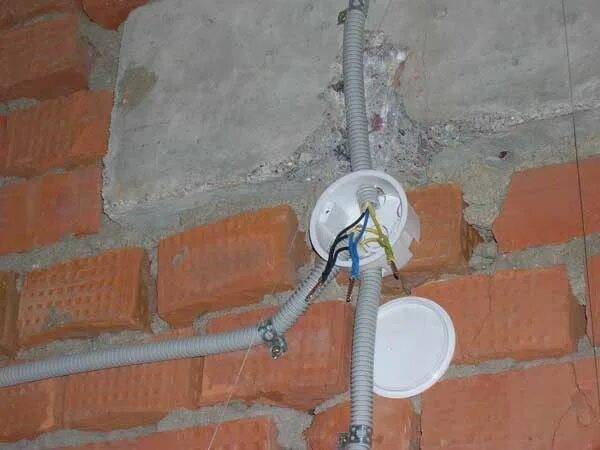 Коробка под розетку в бетонной стене. Распределительная коробка скрытая schneider electric. Монтаж монтажной коробки. Коробка распределительная 80х80х40. Монтаж распределительных коробок.