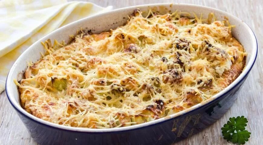 Запеканка с брокколи в духовке. Запеканка цветная капуста кабачки в духовке. Запеканка из цукини в духовке. Cottage cheese casserole with banana. Запеканка цветная капуста кабачки в духовке.