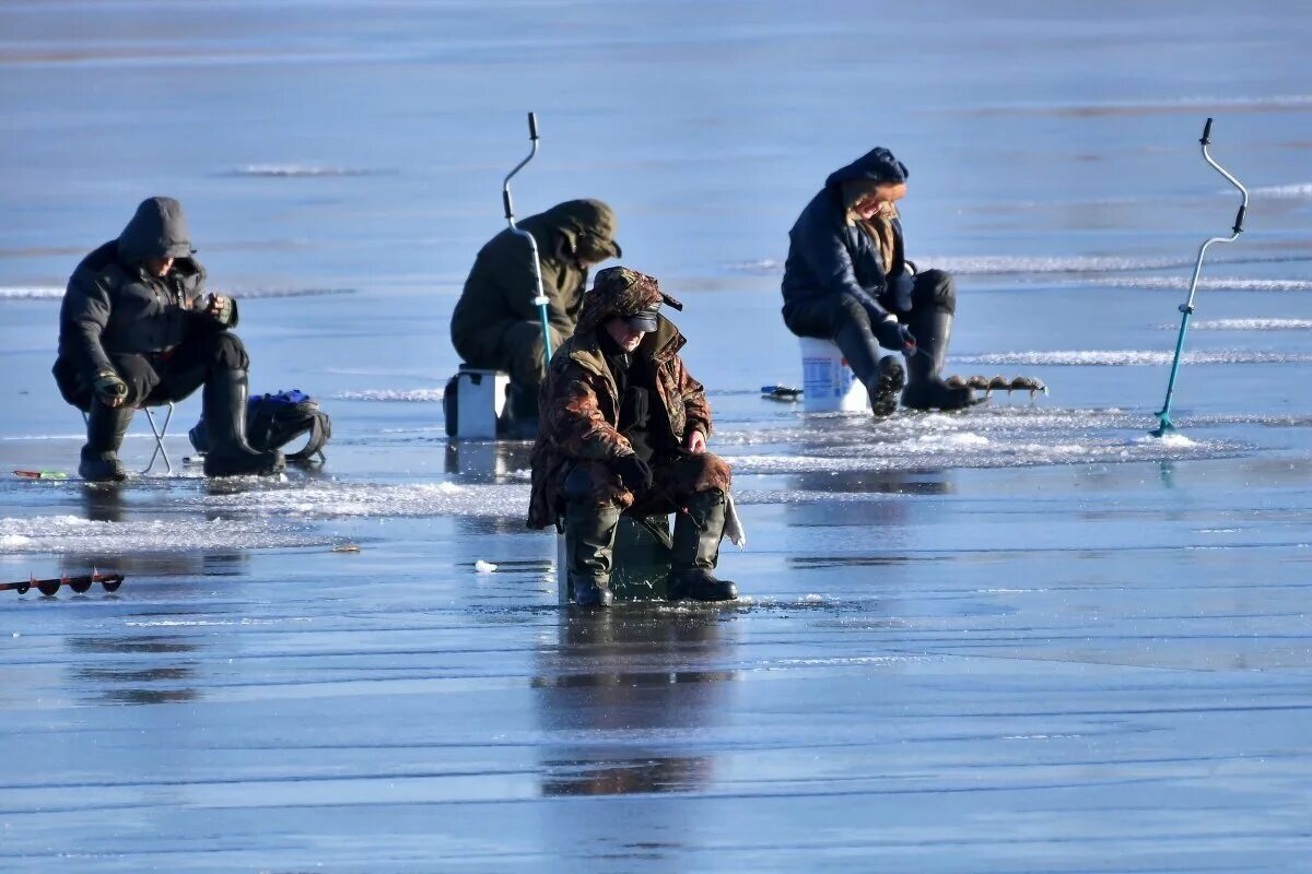 Ловля п. Рыбаки на льду. Рыбаки на льдине. Зимняя рыбалка на льду. Рыбаки на тонком льду.