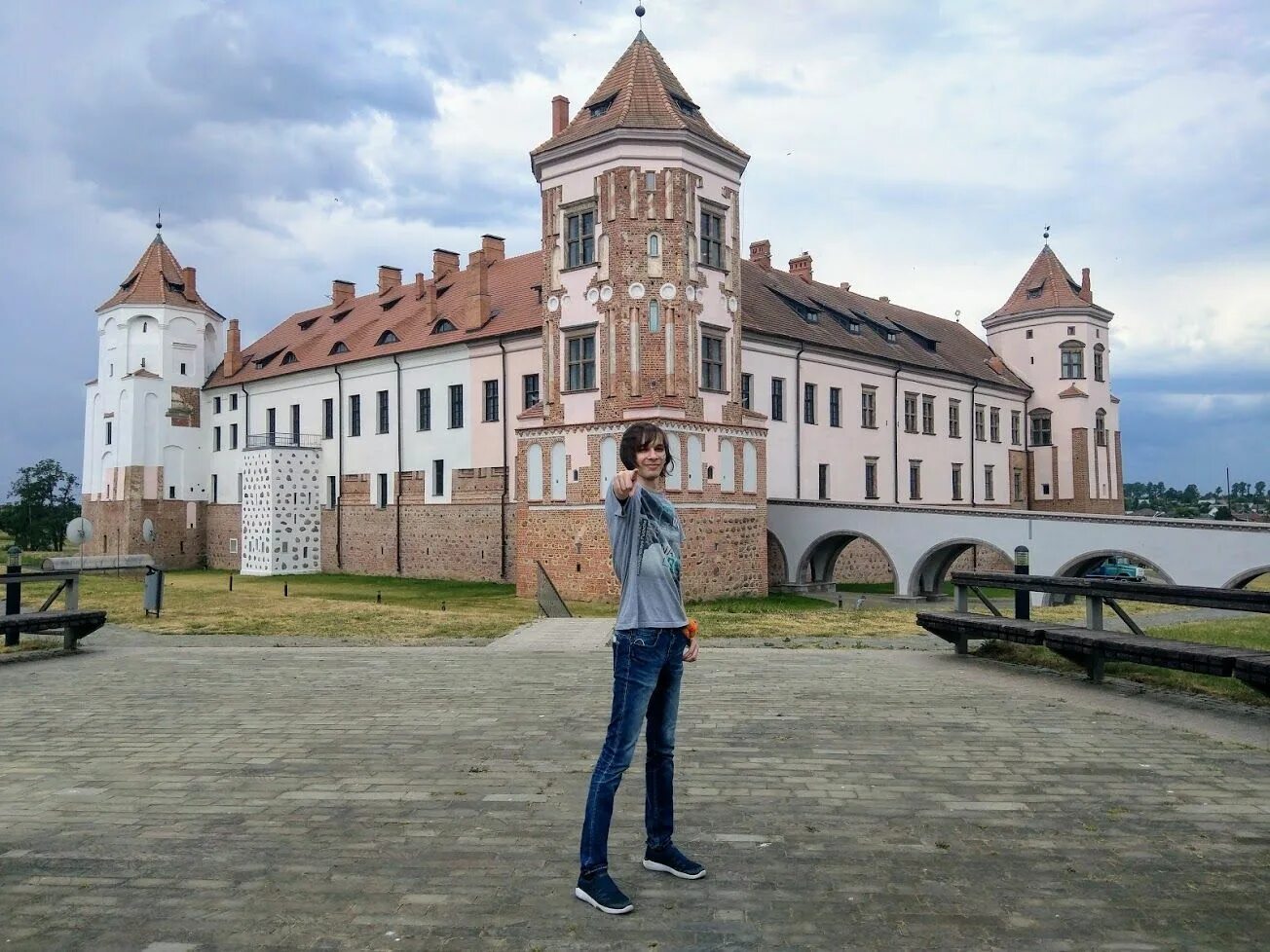 Замок несвиж экскурсия из минска. Минск замок несвиж. несвиж замок экскурсия. несвижский замок экскурсия.