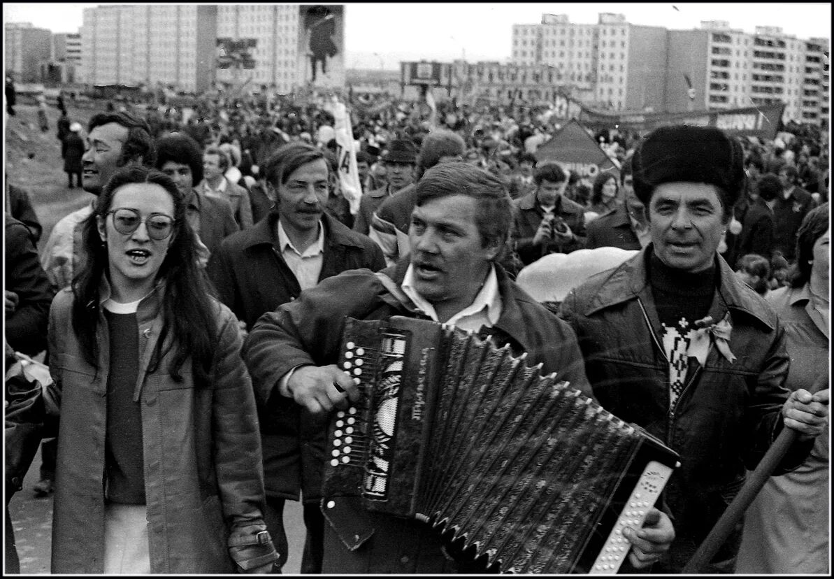 1 мая 80. Демонстрации 70-х годов. Демонстрации в СССР. Первомайская демонстрация в СССР. Баянист СССР.