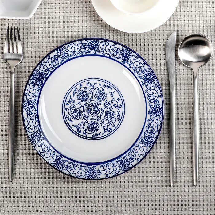 Тарелки с голубыми цветами. Тарелки сине белые. Тарелка с орнаментом. Тарелки расписные синие. Luminarc tirana blue.