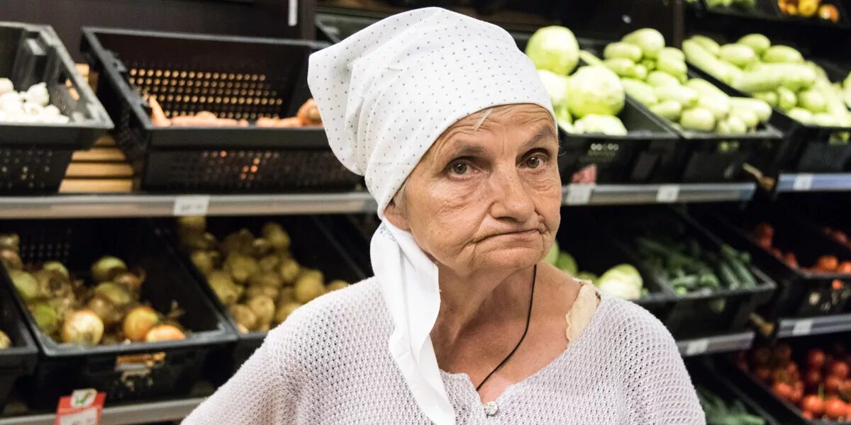 Бабушка в магазине. Пенсионеры в магазине. Старушка в магазине. Пенсионерка в магазине.