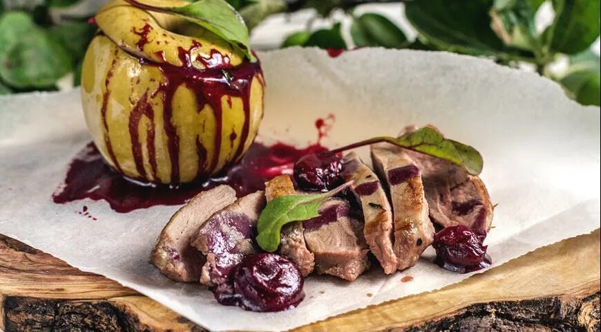 Утиная грудка в ягодном соусе. Утиная грудка с брусничным соусом. Утиная грудка с печеным яблоком. Утиная грудка с картошкой. Грудка с яблоками в духовке.