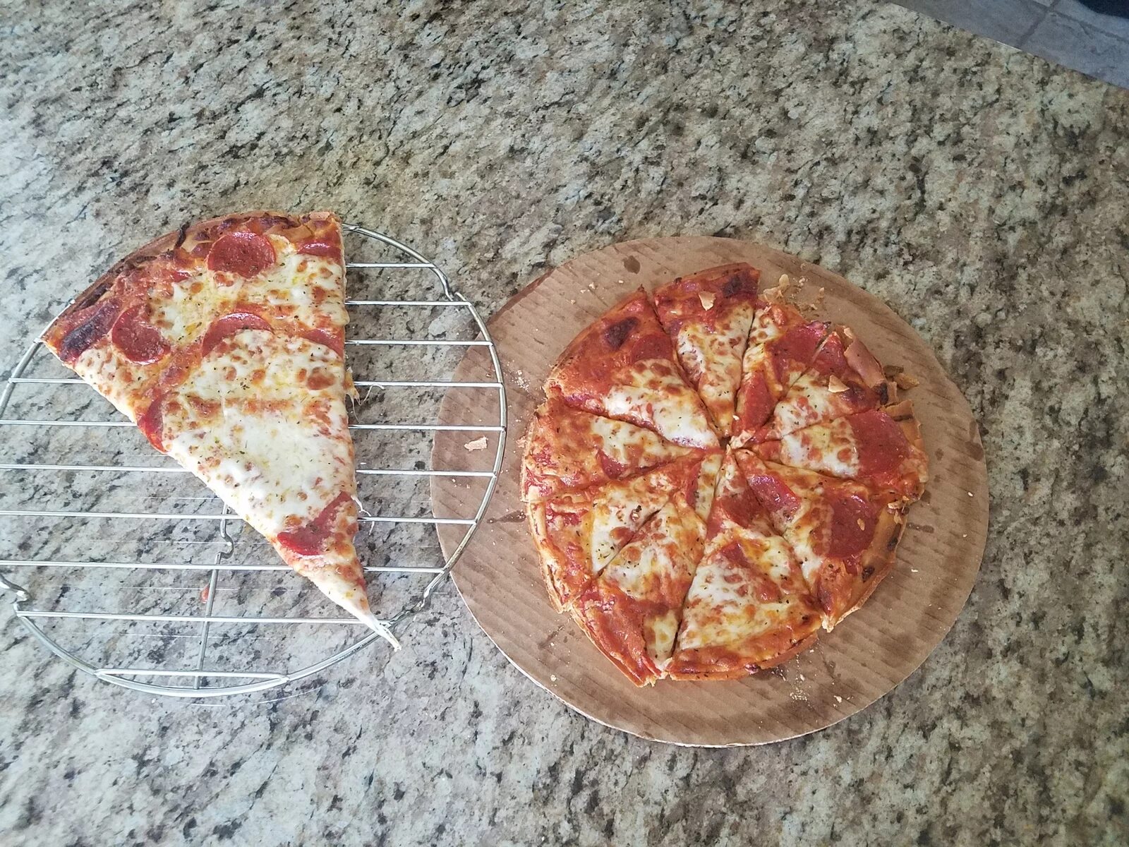 Пицца большие куски. Пицца разрезанная. Кусочек пиццы. Кусок пиццы. Смешная пицца.