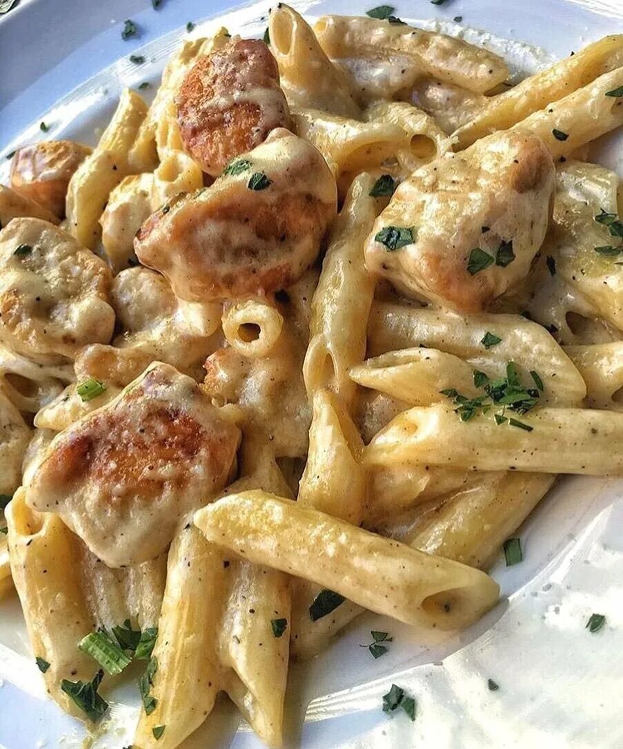Покажи фото блюда. Аппетитные блюда. Салат с морепродуктами в ресторане. Салат с морепродуктами. Покажи фото блюда.