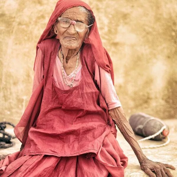 пожилая женщина с истощенными волосами. Thin old. Thin old. Thin old. старик с планшетом.