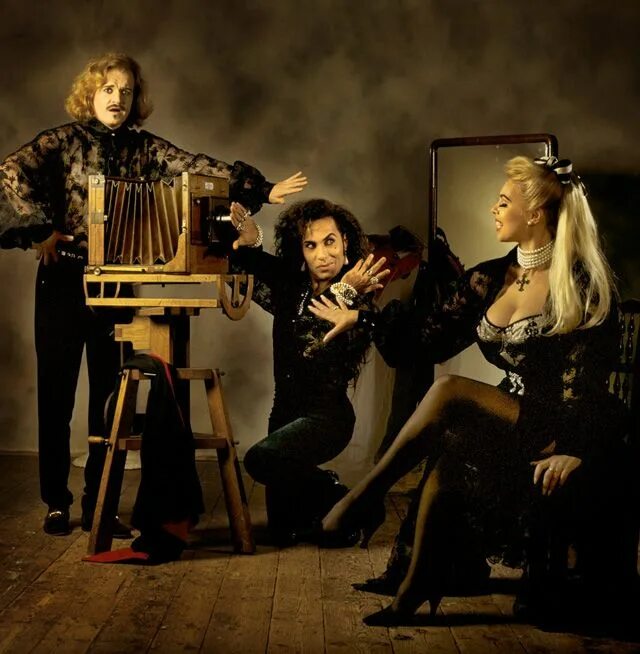 Микаэла де ла кур. Army of lovers. Группа АРМИ оф лаверс. Army of lovers фото. Армия Ловерс группа.