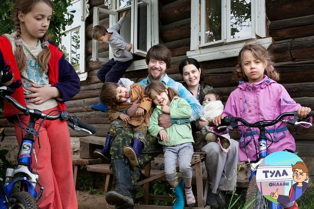Семья переехала из москвы. Семья в деревне. Сельские дети. Многодетная семья в деревне. Многодетные в деревне.
