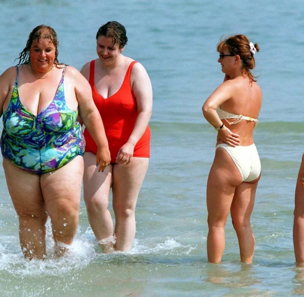Толстушки в купальниках. Полные женщины на пляже. Толстая женщина на Аляжу.