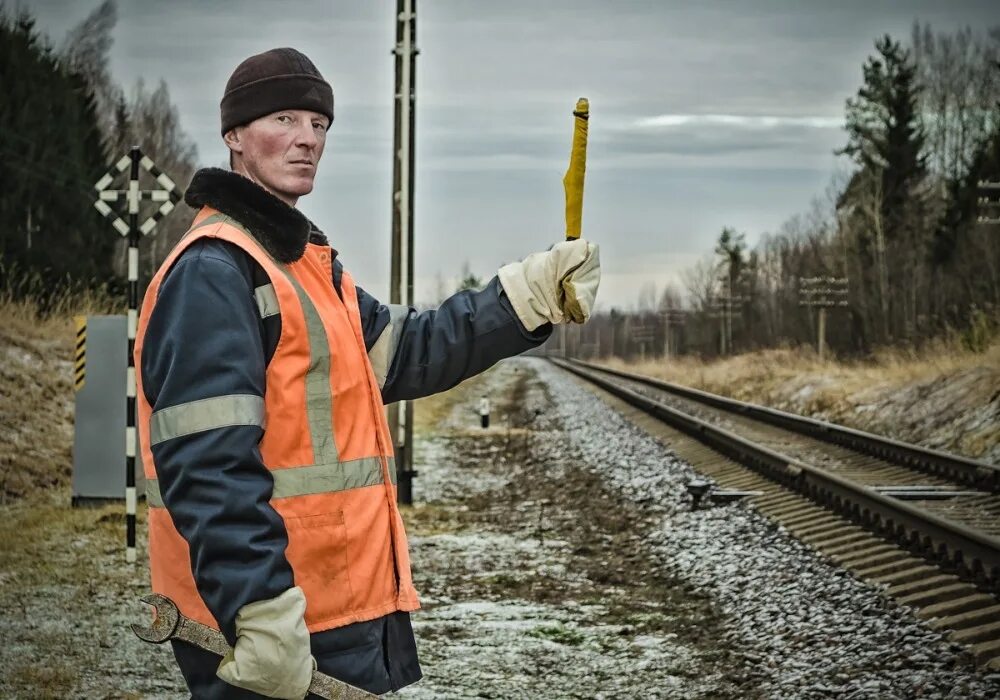 служба сцб московского метрополитена. составитель поездов. человек работающий на станции. осмотрщик ремонтник вагонов ржд. человек работающий на станции.