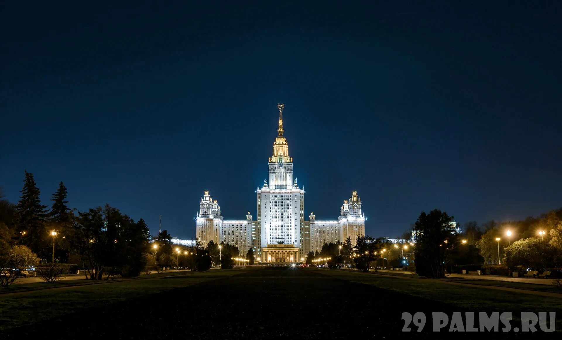 Мгу 29. Москва МГУ Воробьевы горы. Воробьёвы горы Москва МГУ ночью. Здание МГУ на Воробьевых горах ночью. Воробьевы горы набережная МГУ.