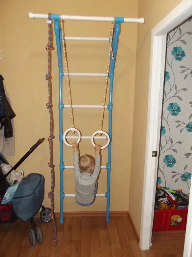 Турник из пвх труб. Стенка из полипропилена. Детский спортивный комплекс из пластиковых труб. Стенка из полипропилена. Детский спортивный комплекс из пвх труб.