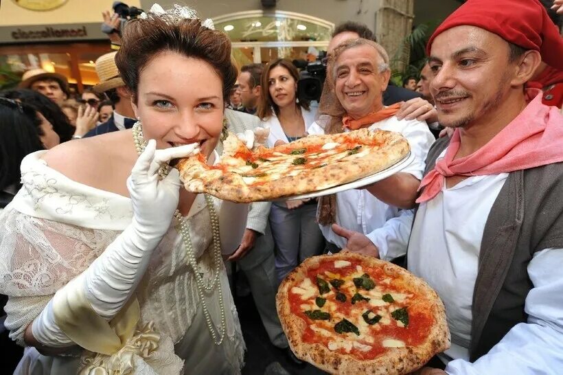 Почему итальянцы любят пиццу. Пиццафест (pizzafest) в неаполе, италия. фестиваль пиццы в неаполе. фестиваль пиццы в италии. итальянец ест пиццу.