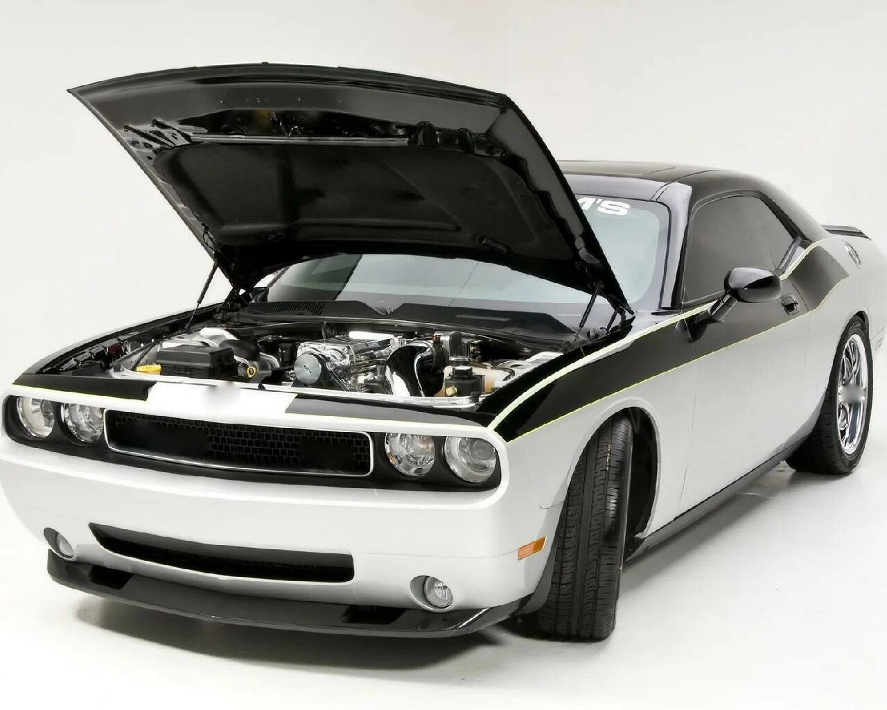 Dodge Challenger капот. Открытый капот Додж Челленджер. Dodge Challenger с открытым капотом. Мотор Додж Челленджер.