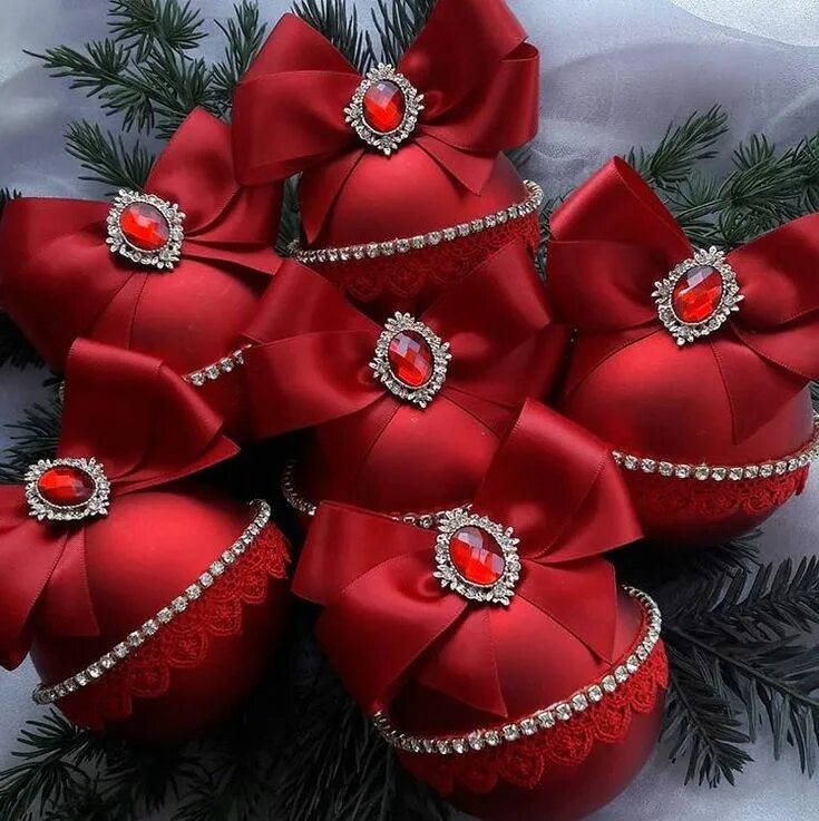 Под новогоднюю игрушку