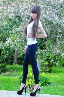 Молодая девушка в лосинах
