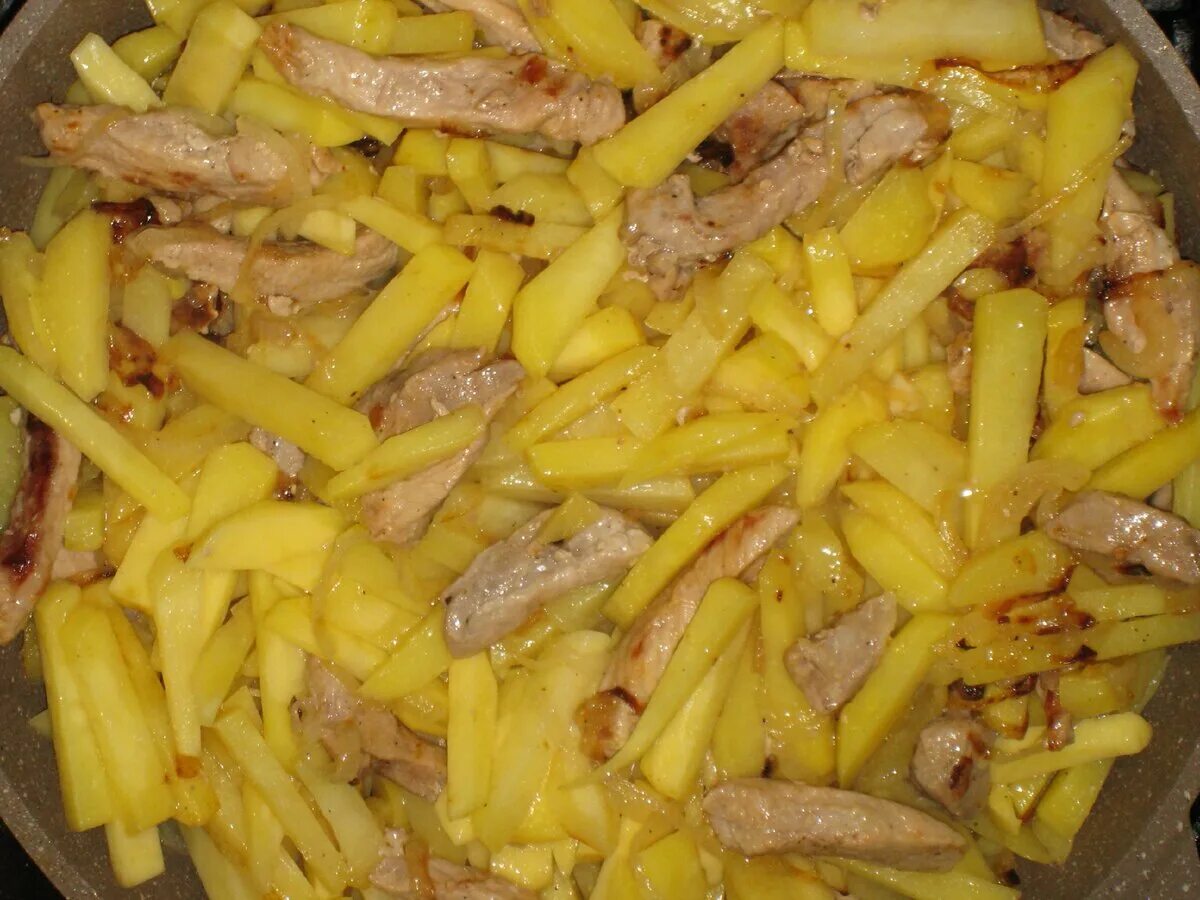 Как пожарить картошку с фаршем на сковороде. Картошка с мясом на сковороде. жареная картошка с мясом на сковороде. жареная картошка с фаршем на сковороде с луком. картошка с фаршем на сковородке.