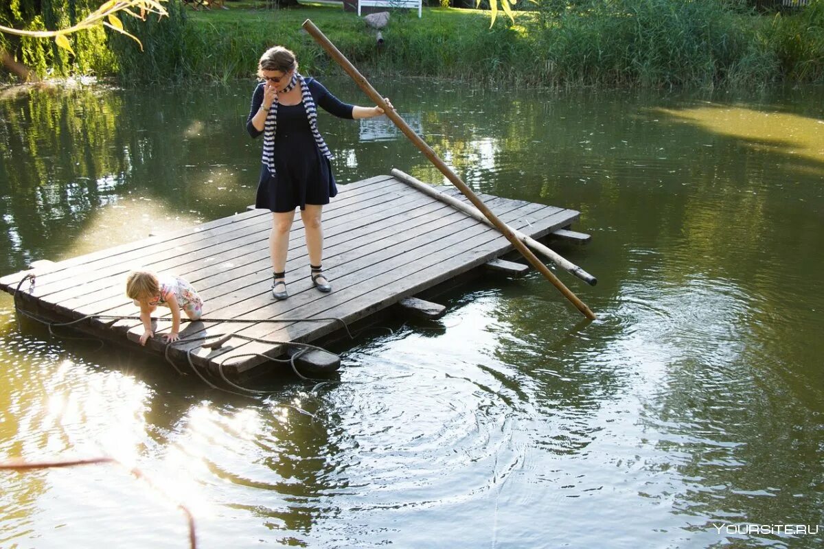 Звуки плывем по реке. Плот. Плот на реке. Плот на воде. Плавающий плот.