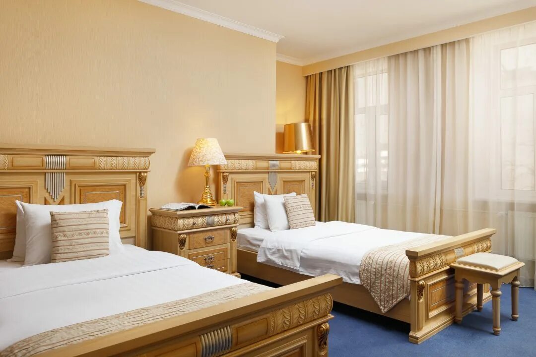 The minerva grand hotel resort and spa. Номер делюкс. Люкс карлтон номер. Дубль номера в гостинице. Отель the carlton moscow.