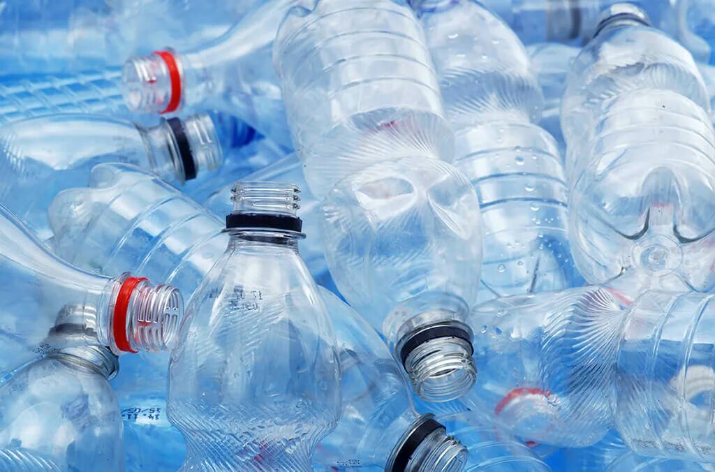 Переработка пластика. Out plastic. Пэт бутылки. Out plastic. Во что перерабатывают пластиковые бутылки.