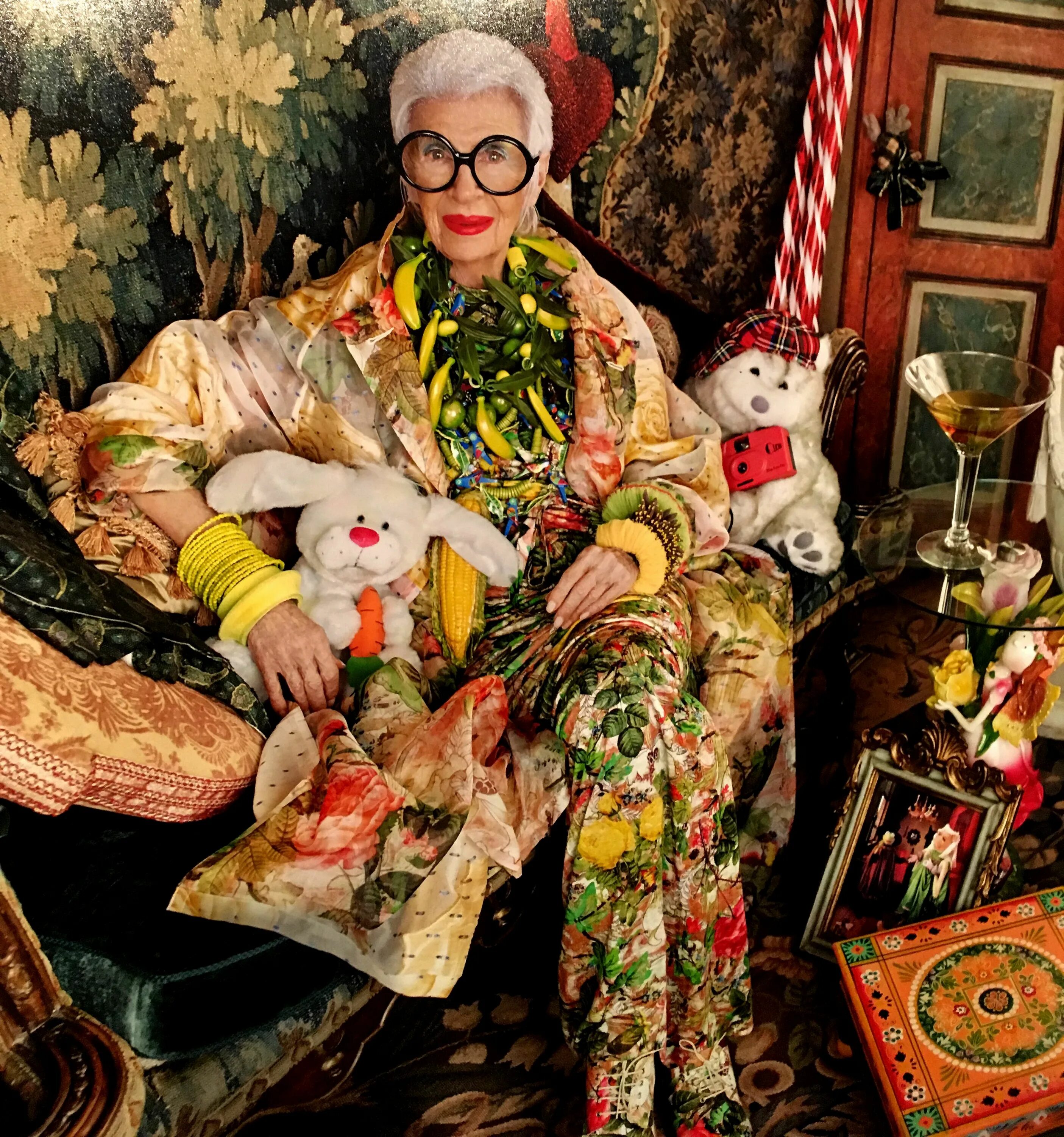 Iris apfel. Айрис Апфель. Айрис Апфель стиль. Молодая Айрис Апфель. Икона стиля Айрис Апфель.