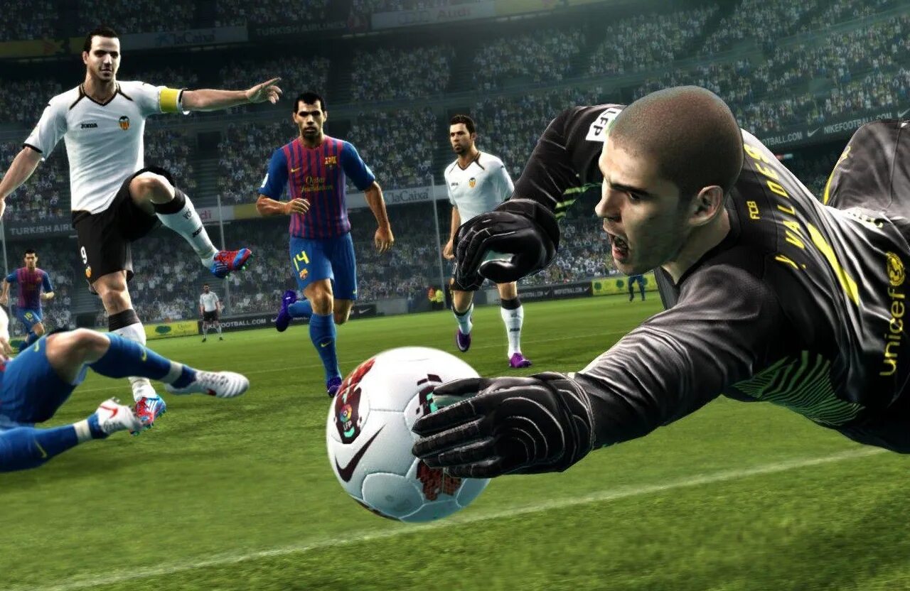 Играть в футбол фифа. Игра Pro Evolution Soccer 2013. Игра футбол PES 2013. PES 2013 ПС. Pro Evolution Soccer 2015.