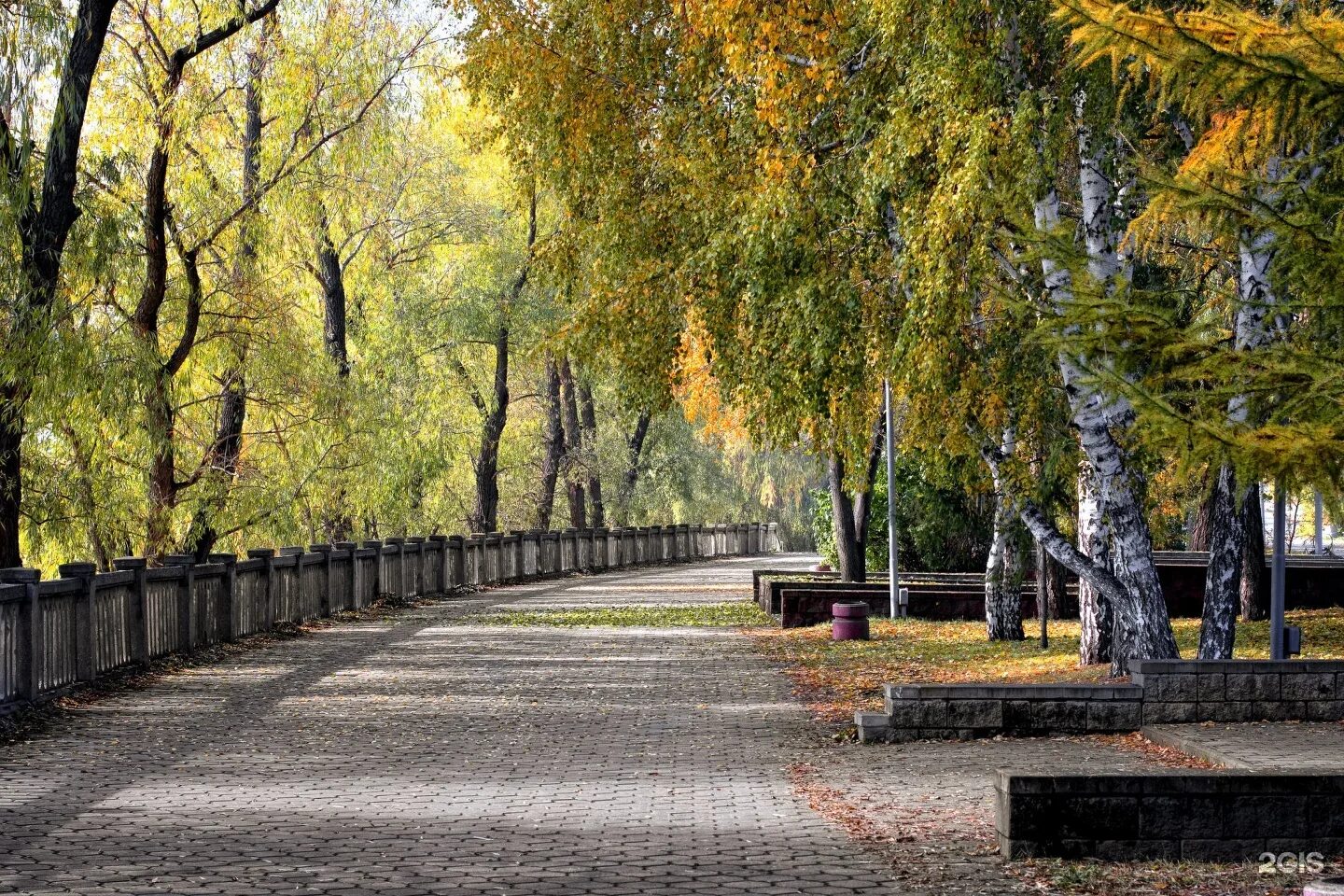 Парки омска работают. Воскресенский сквер Омск. Парк сквера Омск. Лето в сквере Дзержинского Омск. Парк на Ленина Омск.