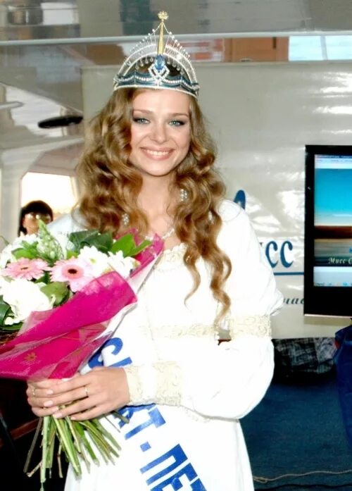 Шарлиз терон королева равенна. «the queen» («королева») 1861. Шарлиз терон злая королева. Королева ах королева. Королева ах королева.