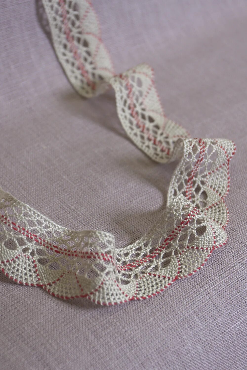Кружева натуральные. Кружева льняные широкие. Кружево льняное домики. Льняные кружева. Кружево с фестонами.