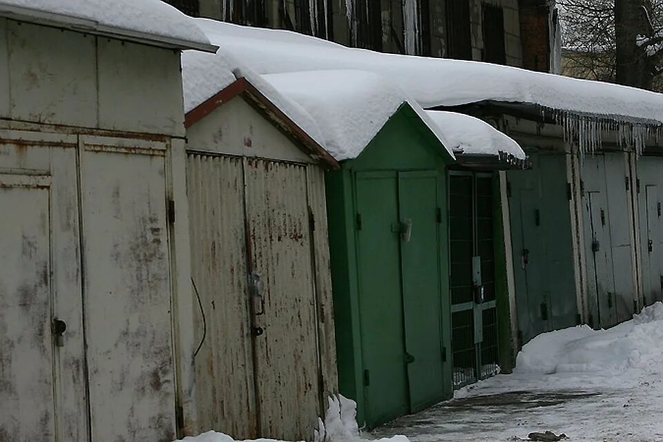 Правильный гараж. Гаражи Самара. Снос гаражей в Новосибирске. Старые гаражи металлические покрытые мхом.