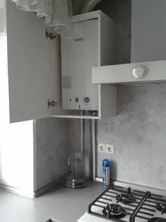 Газовая колонка над газовой плитой