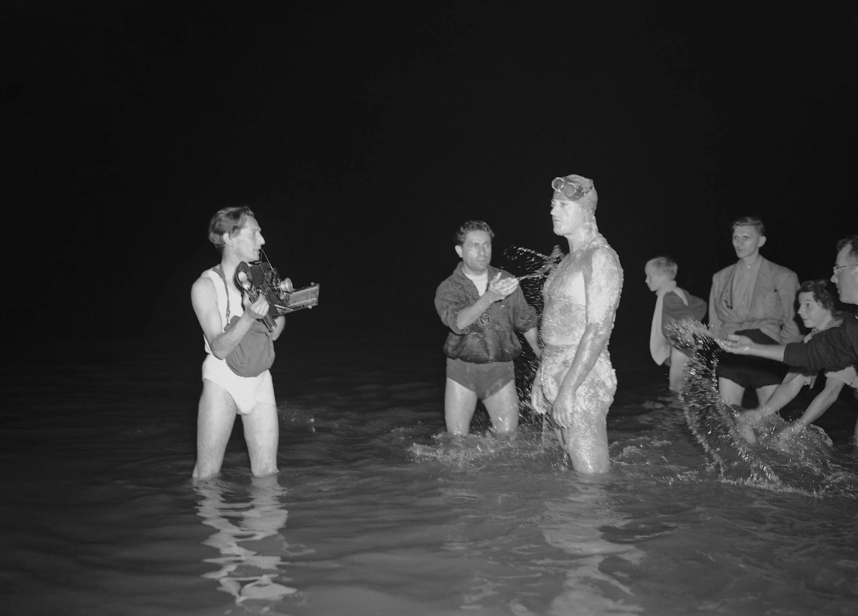 Купаются ретро. YMCA плавание 1960. YMCA плавание 1960 парни. YMCA плавание 1940. Купались без купальников ретро.