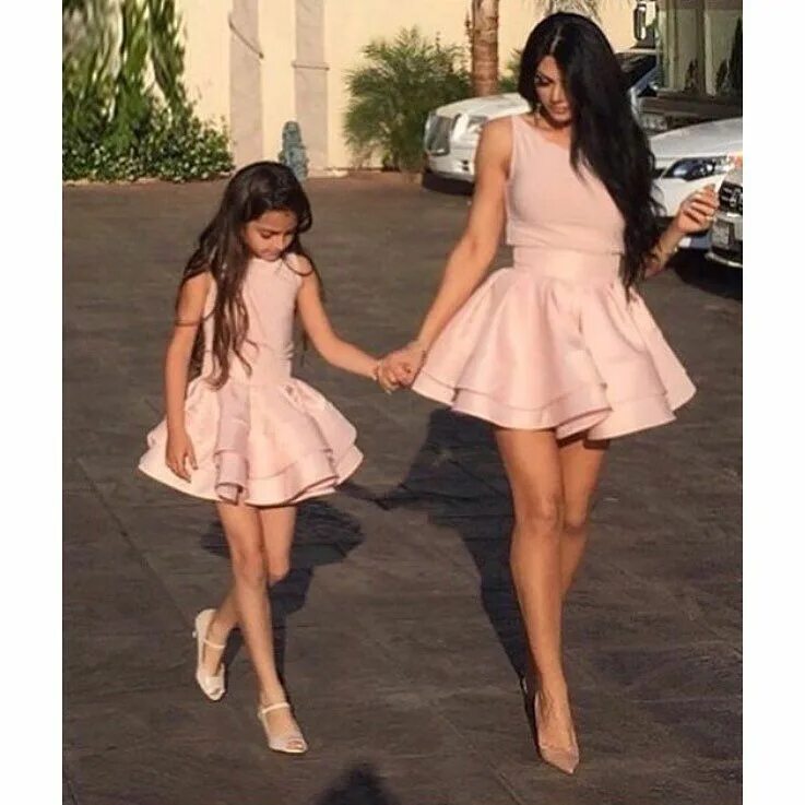 Короткие платья для мамы и Дочки. Дочка в коротком платье. Дочка в красивом платье. Мама и дочь веб камера