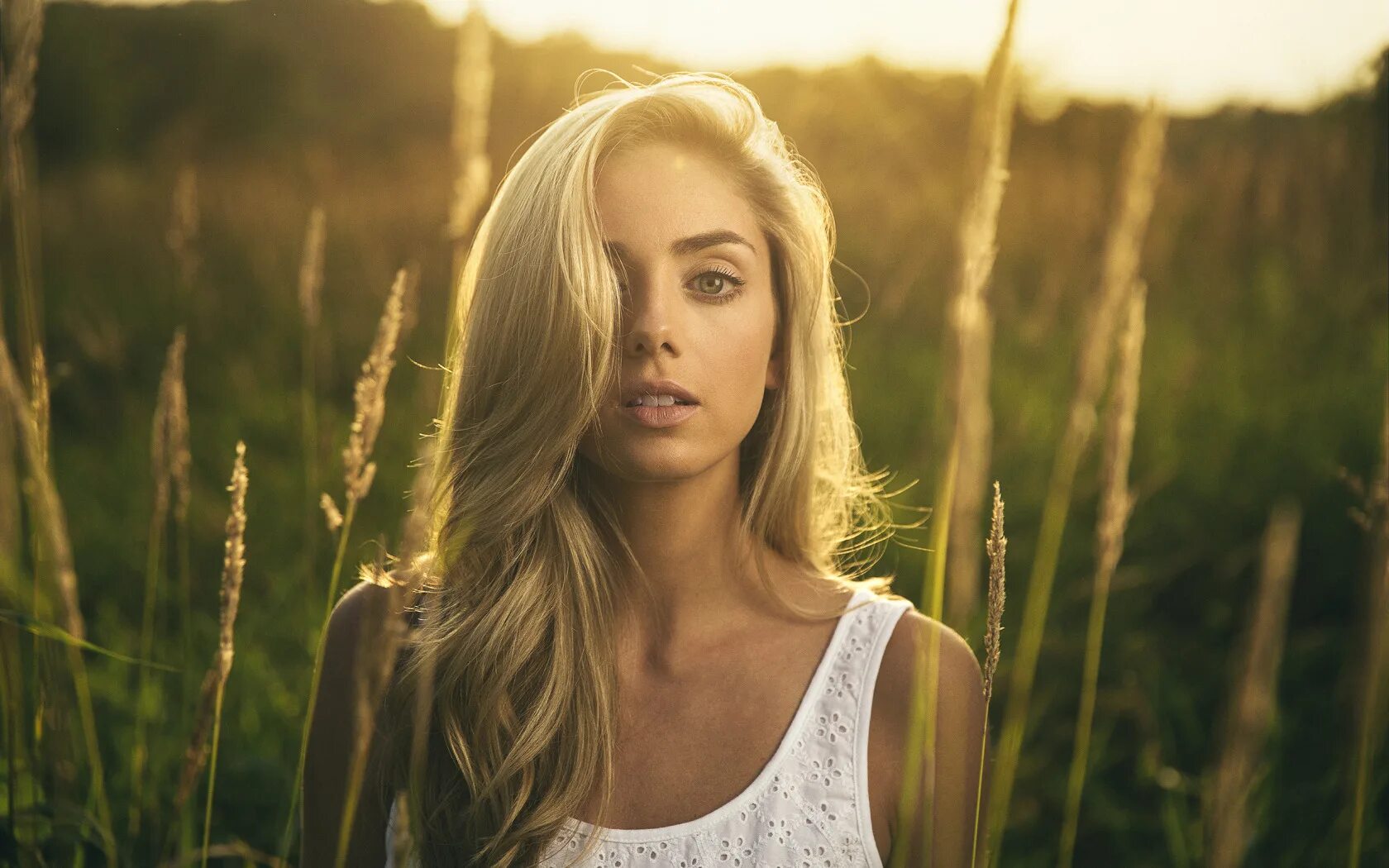 Блондинка портрет. Портрет девушки на природе. Фотопортрет на природе. Красивые волосы на природе.