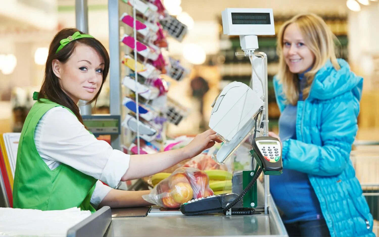 Подойдите на кассу. Касса пятерочки. Касса в магазине. Подойдите на кассу. Продавец на кассе.