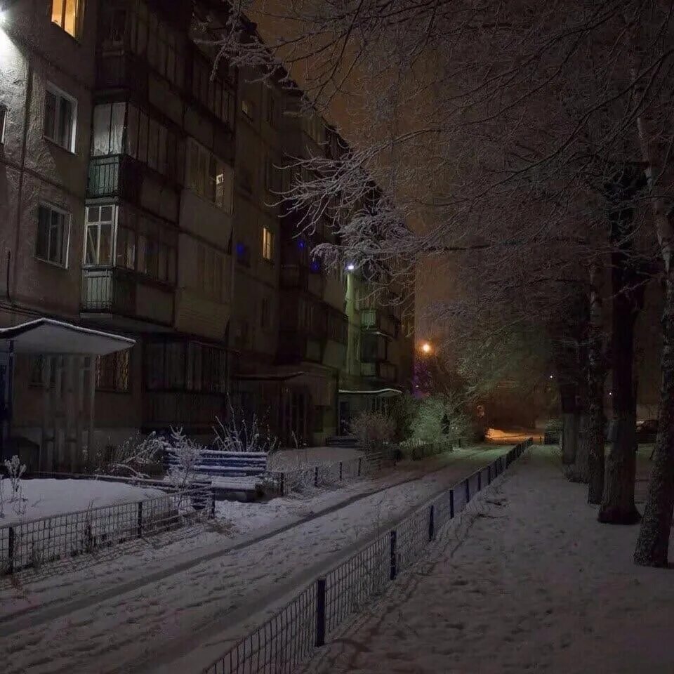 Темная улица россии. Зимний двор ночью. Темная улица зимой. Улица зимой ночью в России. Двор ночью зимой.
