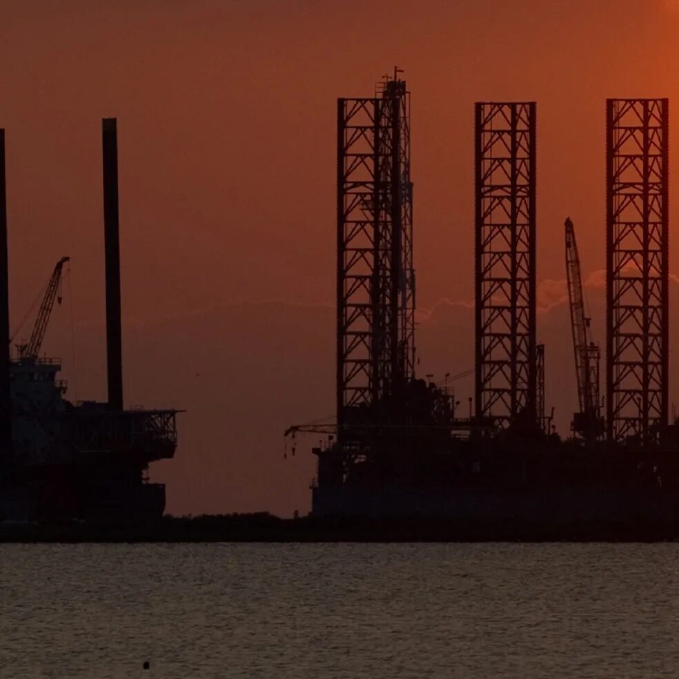 Московский крекинг-завод. Стратегический резерв нефти в сша. График цены на нефть с 2013. Переработка нефти каталитический крекинг. Добыча нефти в китае.