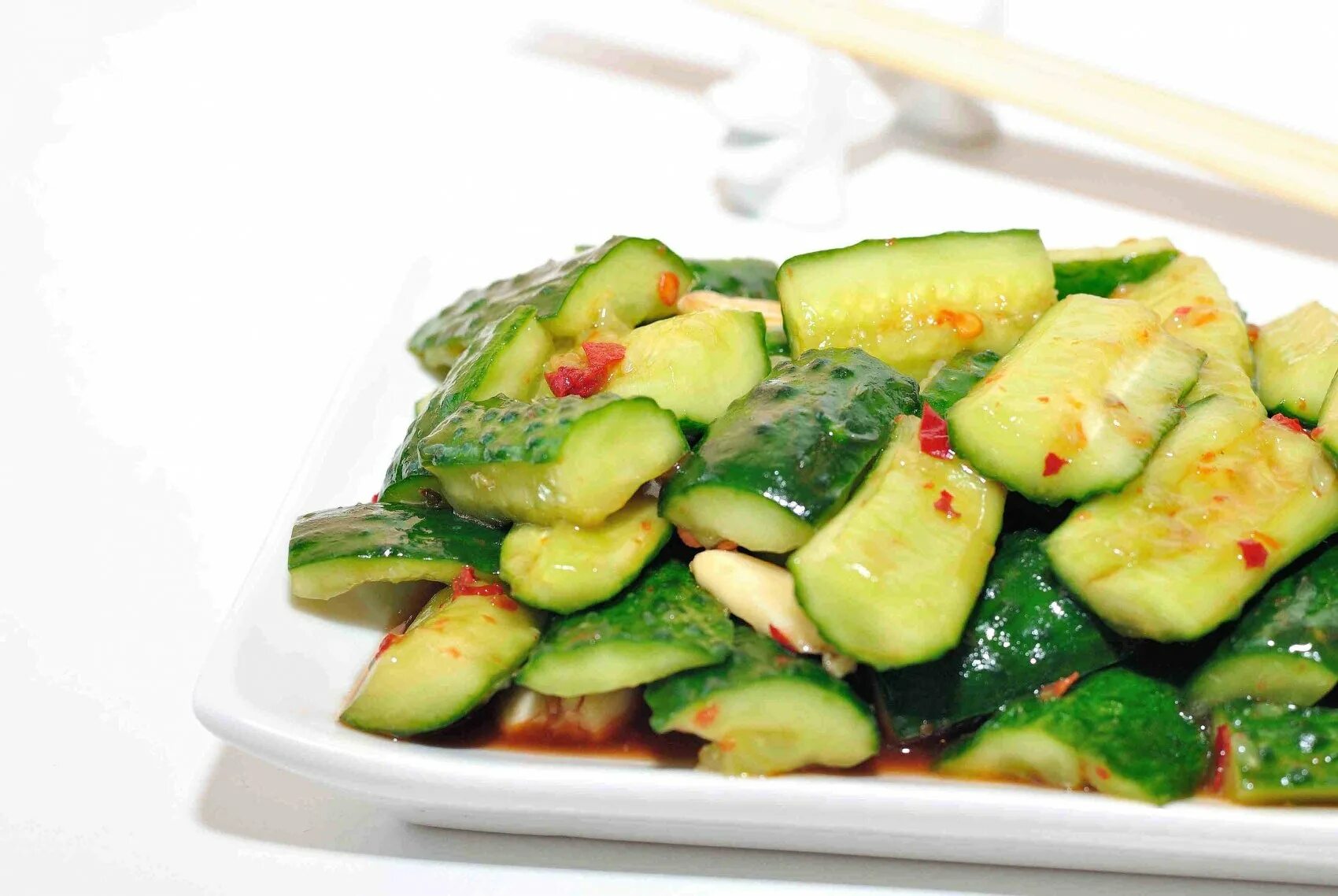 Огурцы по китайски. Битые огурцы в соевом соусе. Китайский салат с огурцами. Битые огурцы в соевом соусе. Салат битые огурцы.