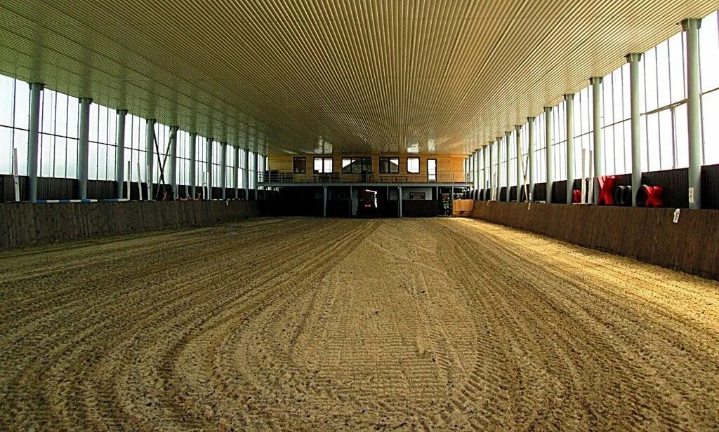 Конный клуб манеж. Центральный московский ипподром конюшни. Кск идальго манеж. Конный клуб манеж. Ренессанс конюшня калуга.