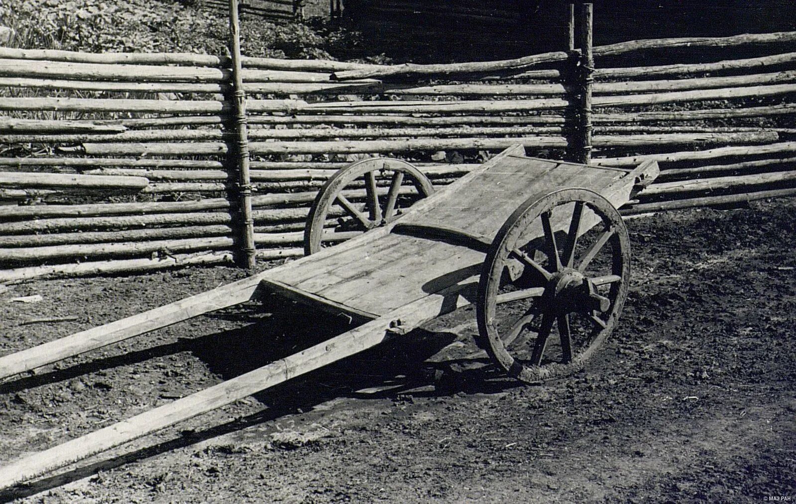 Как в сибири называли двухколесную повозку. Телега старинная. Двухколесная телега для лошади. Шарабан карета. Рессорная бричка.