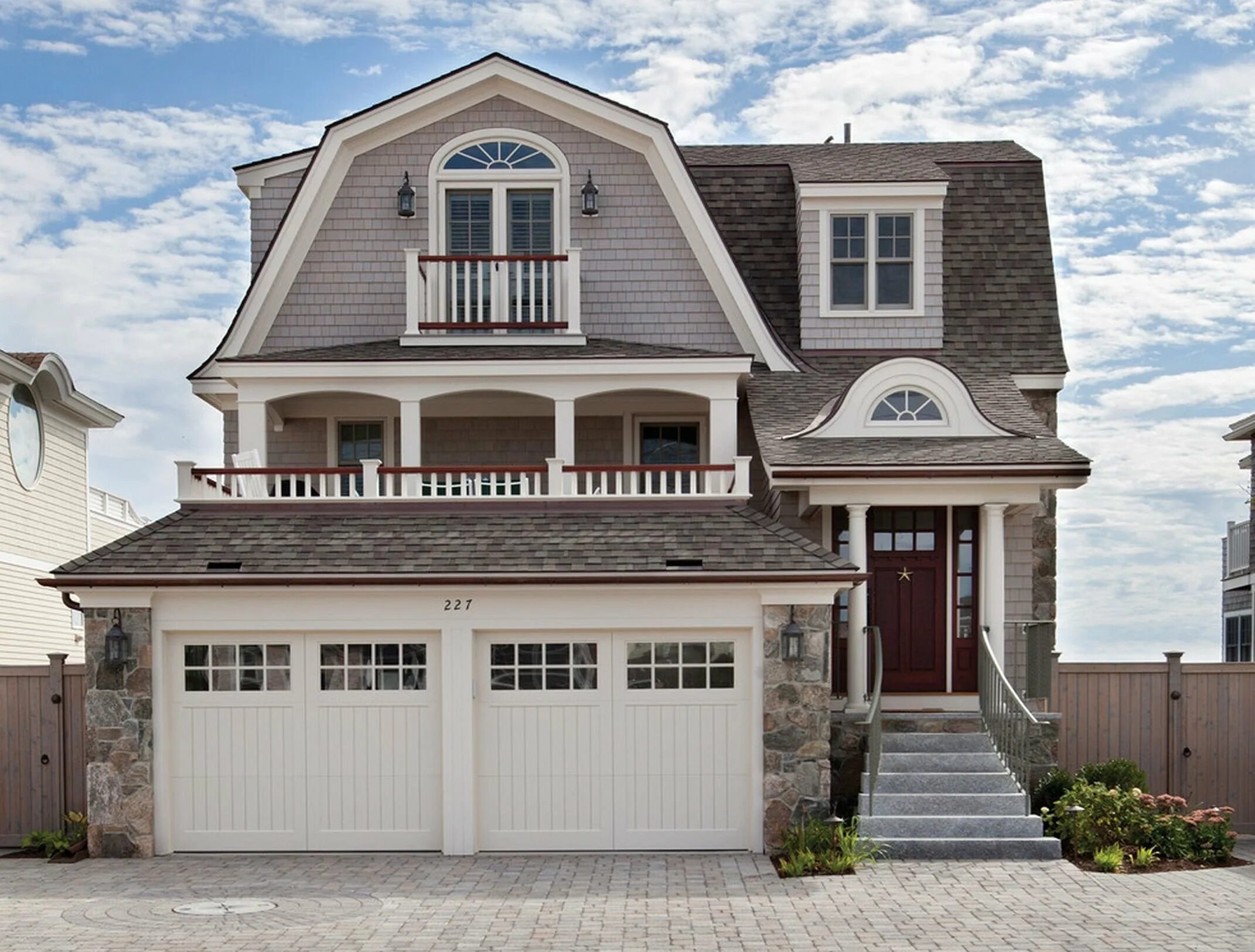 Красивый дом с ломаной крышей. Дом с ломаной крышей. Дом с мансардной крышей. Дом с мансардной крышей. Мансардная крыша на даче.