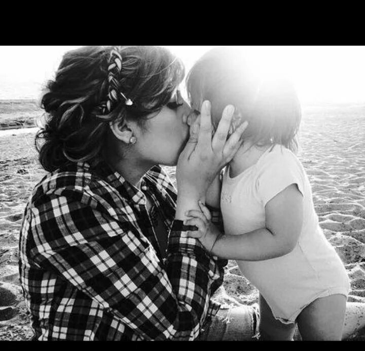 Солдаты обнимаются. Встреча солдата. Дождаться ее маму. Девушка солдат. Девушка дождалась парня из армии.